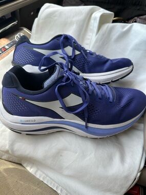 Diadora BluShield Mythos 7 Vortice Athletic Sneakers